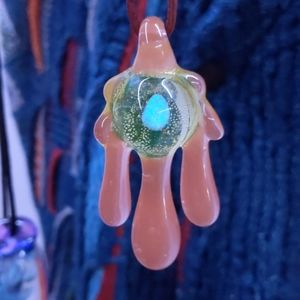 Pendant with opal